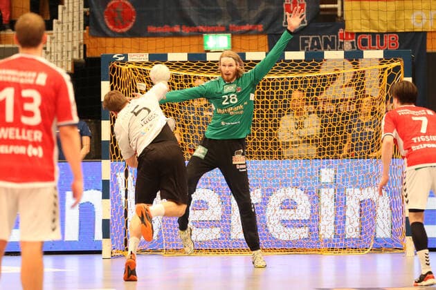 Handball 2.Handball Bundesliga 2019 2020 - Handball Sportverein Hamburg vs. TV Emsdetten Niklas Weller (Handball Sportverein Hamburg),Sören Soeren Kress (Emsdetten),7meter, erfolgreich,Torwart Aron Edvardsson (Handball Sportverein Hamburg),Leif Tissier (Handball Sportverein Hamburg), Sporthalle Hamburg Hamburg