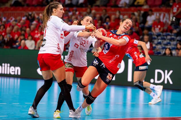 Handball, Frauen: WM 2019, Hauptrunde, Gruppe 1, 6. Spieltag , Norwegen - Dänemark v.li. Line Haugsted (Daenemark), Mie Hojlund (Daenemark), Kari Brattset (Norwegen) Kumamoto Aqua Dome Kumamoto Japan