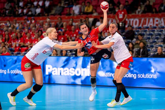 Handball, Frauen: WM 2019, Hauptrunde, Gruppe 1, 6. Spieltag , Norwegen - Dänemark v.li. Kathrine Heindahl (Daenemark), Stine Ruscetta Skogrand (Norwegen), Mie Hojlund (Daenemark) Kumamoto Aqua Dome Kumamoto Japan