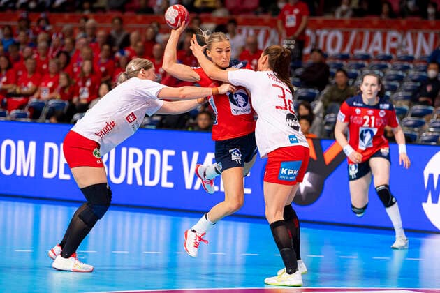 Handball, Frauen: WM 2019, Hauptrunde, Gruppe 1, 6. Spieltag , Norwegen - Dänemark v. li. im Zweikampf Stine Bredal Oftedal (Norwegen) und Mie Hojlund (Daenemark) Kumamoto Aqua Dome Kumamoto Japan