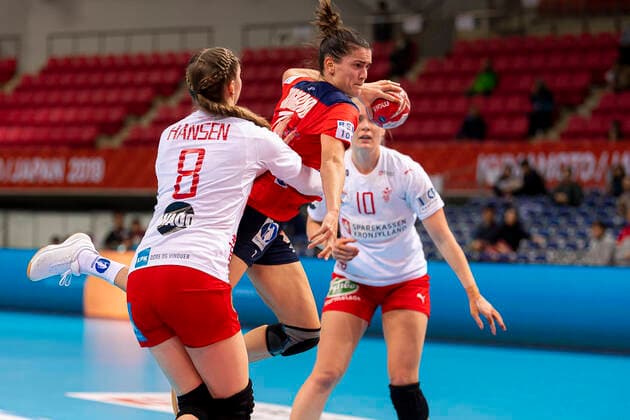 Handball, Frauen: WM 2019, Hauptrunde, Gruppe 1, 6. Spieltag , Norwegen - Dänemark Anne Mette Hansen (Daenemark), Stine Ruscetta Skogrand (Norwegen) Kumamoto Aqua Dome Kumamoto Japan