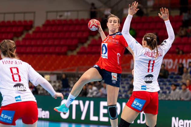 Handball, Frauen: WM 2019, Hauptrunde, Gruppe 1, 6. Spieltag , Norwegen - Dänemark Emilie Hegh Arntzen (Norwegen), Line Haugsted (Daenemark) Kumamoto Aqua Dome Kumamoto Japan