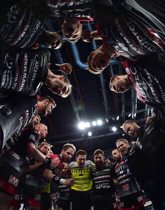 Sport Bilder des Tages 08.12.2019 - Handball - 1. Bundesliga LIQUI MOLY HBL - Saison 2019 2020 - 16.Spieltag: HC Erlangen Metropolregion Nürnberg HCE - SC DHfK Leipzig - OGo - Mannschaft Team Jubel Freude nach Spielende