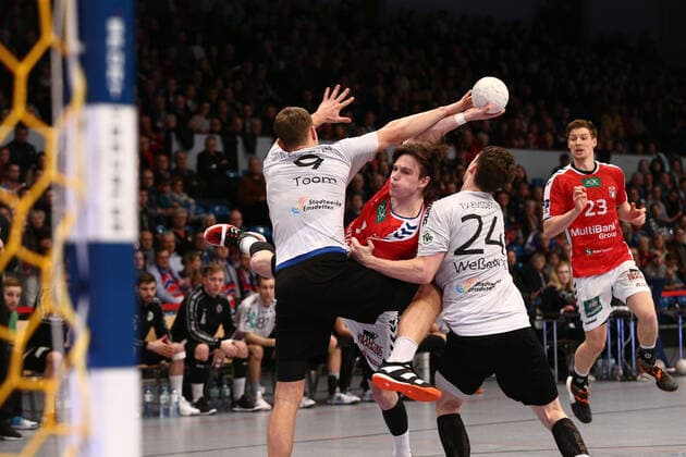 Handball 2. Handball Bundesliga 2019 2020 - Handball Sportverein Hamburg vs. TV Emsdetten Leif Tissier (Hamburg) im Zweikanmpfmit Karl Toom (Emsdetten) und Sven Wesseling (Emsdetten) . Sporthalle Alsterdorf Hamburg