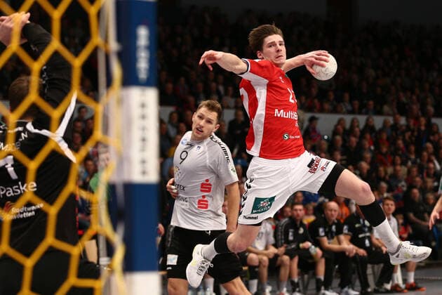 Handball 2. Handball Bundesliga 2019 2020 - Handball Sportverein Hamburg vs. TV Emsdetten Thies Bergemann (Hamburg) im Sprungwurf aufs Tor. Sporthalle Alsterdorf Hamburg .