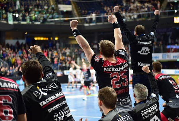08.12.2019 - Handball - 1. Bundesliga LIQUI MOLY HBL - Saison 2019 2020 - 16.Spieltag: HC Erlangen Metropolregion Nürnberg HCE - SC DHfK Leipzig - OGo - Mannschaft Team Jubel Freude nach Spielende