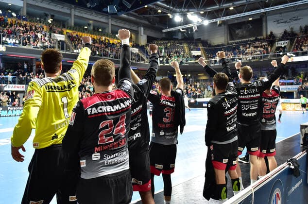 08.12.2019 - Handball - 1. Bundesliga LIQUI MOLY HBL - Saison 2019 2020 - 16.Spieltag: HC Erlangen Metropolregion Nürnberg HCE - SC DHfK Leipzig - OGo - Mannschaft Team Jubel Freude nach Spielende