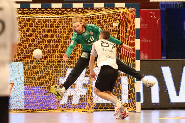 Handball 2.Handball Bundesliga 2019 2020 - Handball Sportverein Hamburg vs. TV Emsdetten Torwart Aron Edvardsson (Handball Sportverein Hamburg),Maxim Schalles (Emsdetten),erfolgreicher Torwurf, Sporthalle Hamburg Hamburg