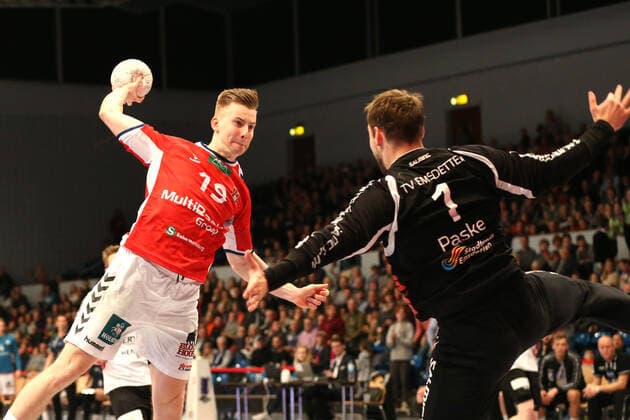 Handball 2.Handball Bundesliga 2019 2020 - Handball Sportverein Hamburg vs. TV Emsdetten Lukas Gertges, Handball Sportverein Hamburg, erfolgreicher Torwurf,Torwart Maurice Paske (Emsdetten), Sporthalle Hamburg Hamburg