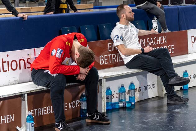 Joel Birlehm (SC DHfK Leipzig) und Andre Haber (Trainer) (SC DHfK Leipzig) enttaeuscht auf der Bank GER, HC Erlangen vs SC DHfK Leipzig am 08.12.2019 in Nuernberg (Arena Nuernberger Versicherung), Deutschland, Eibner-Pressefoto, bfischu, - Handball, 1. Bundesliga Maenner, GER, HC Erlangen vs SC DHfK Leipzig, 08.12.2019, Handball, 1. Liga Maenner, Nuernberg Copyright: xSchumacher xEibner-Pressefotox EP_bsr