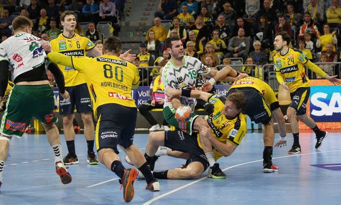 Handball, 1. Bundesliga: Rhein-Neckar-Löwen - Frisch Auf Göppingen, 16. Spieltag am 08.12.2019, Saison 2019 20, ZmdZ, Ivan Sliskovic (19, Goeppingen) gegen Uwe Gensheimer (3, Rhein Neckar Löwen), Rhein-Neckar-Löwen - Frisch Auf Göppingen