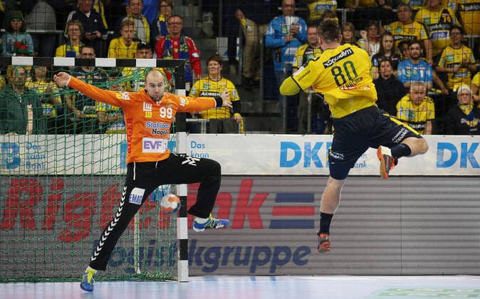 Handball, 1. Bundesliga: Rhein-Neckar-Löwen - Frisch Auf Göppingen, 16. Spieltag am 08.12.2019, Saison 2019 20, ZmdZ, Jannik Kohlbacher (80, Rhein Neckar Löwen) erzielt einen Treffer gegen Urh Kastelic (99, Torwart, Goeppingen), Rhein-Neckar-Löwen - Frisch Auf Göppingen