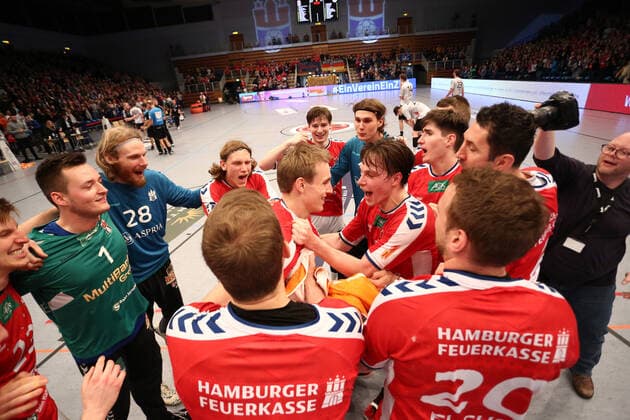 Handball 2. Handball Bundesliga 2019 2020 - Handball Sportverein Hamburg vs. TV Emsdetten Die Mannschaft bejubeltJan-Erik Kaage (Hamburg ) für sein Tor. Sporthalle Alsterdorf Hamburg .