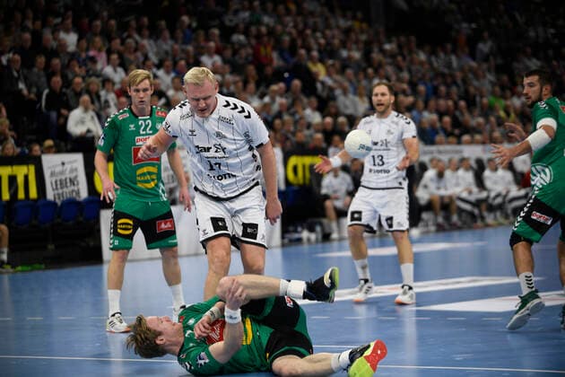 Magnus Gullerud (GWD, 21) am Boden und Patrick Wiencek (THW Kiel, 17), Handball-Bundesliga, Liqui-Moly-HBL, Männer, 16. Spieltag, THW Kiel vs GWD Minden, 08.12.19 Kiel Sparkassen Arena Schleswig-Holstein Germany
