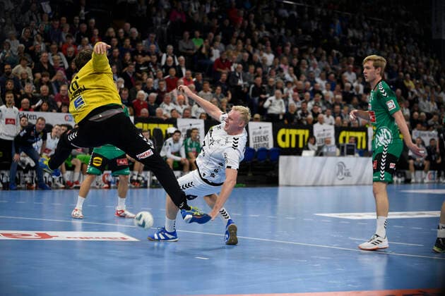 Patrick Wiencek (THW Kiel, 17) scheitert an Malte Semisch (GWD, 16), Handball-Bundesliga, Liqui-Moly-HBL, Männer, 16. Spieltag, THW Kiel vs GWD Minden, 08.12.19 Kiel Sparkassen Arena Schleswig-Holstein Germany