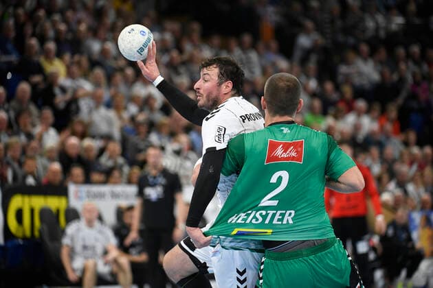 Domagoj Duvnjak (THW Kiel, 4) gegen Lucas Meister(GWD, 2), Handball-Bundesliga, Liqui-Moly-HBL, Männer, 16. Spieltag, THW Kiel vs GWD Minden, 08.12.19 Kiel Sparkassen Arena Schleswig-Holstein Germany