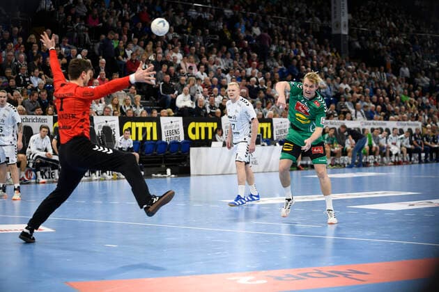 Marian Michalczik (GWD, 22) gegen Niklas Landin Jacobsen (THW Kiel, 1), Handball-Bundesliga, Liqui-Moly-HBL, Männer, 16. Spieltag, THW Kiel vs GWD Minden, 08.12.19 Kiel Sparkassen Arena Schleswig-Holstein Germany