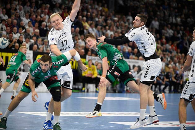 Christof Reißky (GWD, 43) zieht vor Hendrik Pekeler (THW Kiel, 61) ab, Lucas Meister(GWD, 2) sperrt am Kreis gegen Patrick Wiencek (THW Kiel, 17), Handball-Bundesliga, Liqui-Moly-HBL, Männer, 16. Spieltag, THW Kiel vs GWD Minden, 08.12.19 Kiel Sparkassen Arena Schleswig-Holstein Germany