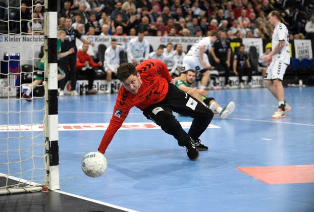 Niklas Landin Jacobsen (THW Kiel, 1) dreht den Ball ums den Pfosten, Handball-Bundesliga, Liqui-Moly-HBL, Männer, 16. Spieltag, THW Kiel vs GWD Minden, 08.12.19 Kiel Sparkassen Arena Schleswig-Holstein Germany