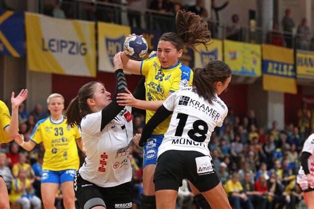 Handball, 2. HBF, HC Leipzig vs. HSV Solingen-Graefrath, 08.12.19 Handball, 2. Bundesliga Frauen, HBF, Saison 2019 2020, 11. Spieltag: HC Leipzig vs. HSV Solingen-Graefrath 76 am 08.12.19 in der Sporthalle Bruederstrasse Leipzig. Im Bild: Laura MAJER (34, HC Leipzig am Ball) gegen Amelie KNIPPERT (7, Solingen-Graefrath) und Sandra MUENCH (18, Solingen-Graefrath) Copyright: xBEAUTIFULxSPORTS JanxKaeferx
