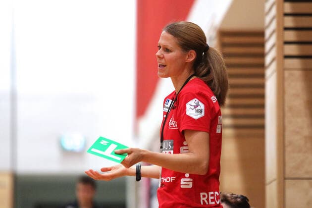 Handball, 2. HBF, HC Leipzig vs. HSV Solingen-Graefrath, 08.12.19 Handball, 2. Bundesliga Frauen, HBF, Saison 2019 2020, 11. Spieltag: HC Leipzig vs. HSV Solingen-Graefrath 76 am 08.12.19 in der Sporthalle Bruederstrasse Leipzig. Im Bild: Trainerin Kerstin RECKENTHAELER (Solingen-Graefrath) Copyright: xBEAUTIFULxSPORTS JanxKaeferx