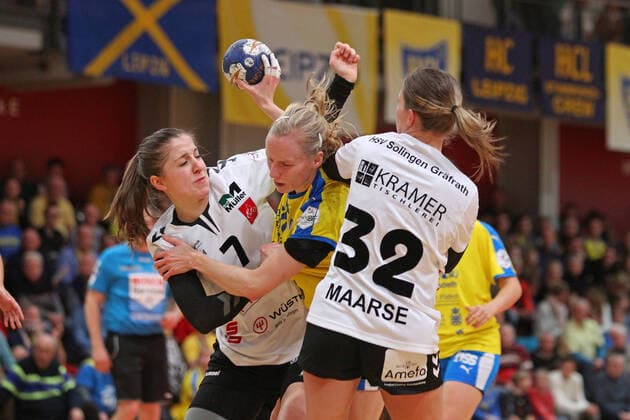 Handball, 2. HBF, HC Leipzig vs. HSV Solingen-Graefrath, 08.12.19 Handball, 2. Bundesliga Frauen, HBF, Saison 2019 2020, 11. Spieltag: HC Leipzig vs. HSV Solingen-Graefrath 76 am 08.12.19 in der Sporthalle Bruederstrasse Leipzig. Im Bild: Jaqueline HUMMEL (35, HC Leipzig am Ball) gegen Amelie KNIPPERT (7, Solingen-Graefrath) und Sharelle MAARSE (32, Solingen-Graefrath) Copyright: xBEAUTIFULxSPORTS JanxKaeferx