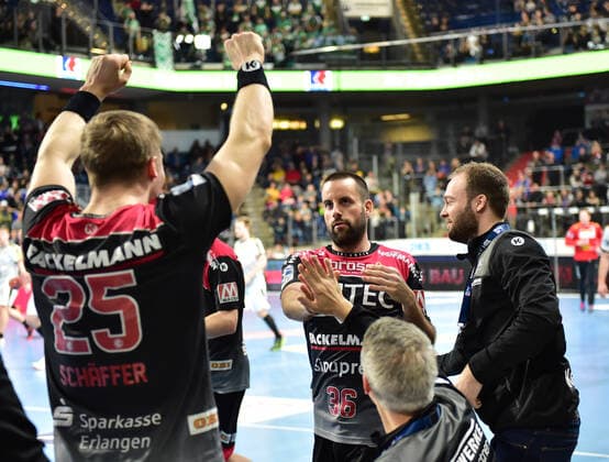 08.12.2019 - Handball - 1. Bundesliga LIQUI MOLY HBL - Saison 2019 2020 - 16.Spieltag: HC Erlangen Metropolregion Nürnberg HCE - SC DHfK Leipzig - OGo - Jan Schäffer (25, HC Erlangen HCE ) Florian von Gruchalla (36, HC Erlangen HCE ) Kevin Schmidt ( Sportdirektor HC Erlangen HCE ) Thomas Hankel (Co-Trainer HC Erlangen HCE )