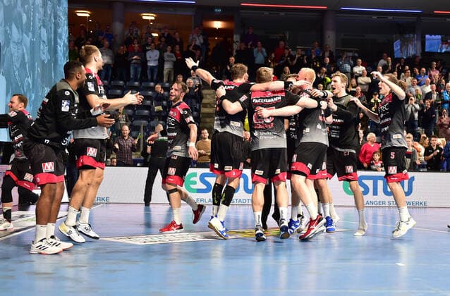 08.12.2019 - Handball - 1. Bundesliga LIQUI MOLY HBL - Saison 2019 2020 - 16.Spieltag: HC Erlangen Metropolregion Nürnberg HCE - SC DHfK Leipzig - OGo - Mannschaft Team Jubel Freude nach Spielende