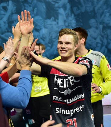 08.12.2019 - Handball - 1. Bundesliga LIQUI MOLY HBL - Saison 2019 2020 - 16.Spieltag: HC Erlangen Metropolregion Nürnberg HCE - SC DHfK Leipzig - OGo - Christopher Bissel (21, HC Erlangen HCE ) - klatscht mit Fans ab
