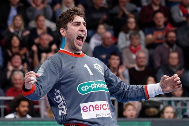 Bilder des Jahres 2019, Sport 12 Dezember Sport Themen der Woche KW49 Sport Bilder des Tages 08.12.2019, TUI Arena, Hannover, Ligaspiel, 1. Bundesliga, TSV Hannover-Burgdorf vs Fuechse Berlin, im Bild Domenico Ebner (1, Han.-Burgdorf) jubelt TSV Hannover-Burgdorf vs Fuechse Berlin *** 08 12 2019, TUI Arena, Hannover, league match, 1 Bundesliga, TSV Hannover Burgdorf vs Fuechse Berlin, in picture Domenico Ebner 1, Han Burgdorf cheers TSV Hannover Burgdorf vs Fuechse Berlin