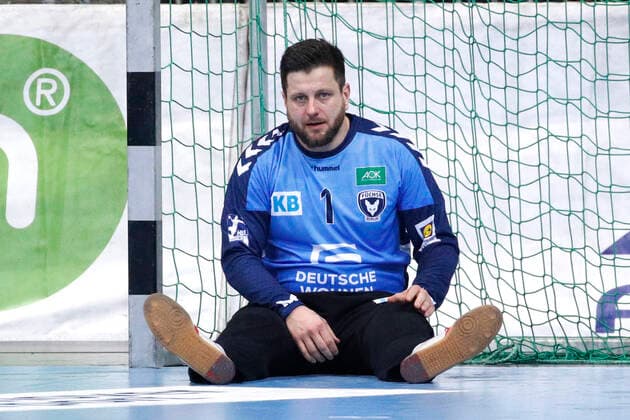 Sport Bilder des Tages 08.12.2019, TUI Arena, Hannover, Ligaspiel, 1. Bundesliga, TSV Hannover-Burgdorf vs Fuechse Berlin, im Bild Martin Ziemer (1, Berlin) sitzt enttaeuscht am Boden TSV Hannover-Burgdorf vs Fuechse Berlin