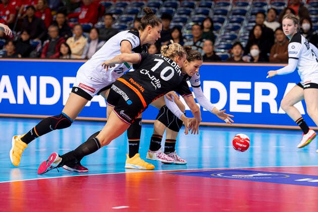 Handball, Frauen: WM 2019, Hauptrunde, Gruppe 1, 6. Spieltag , Niederlande - Deutschland v.li. Emily Boelk Bölk (Deutschland Thueringer HC), Danick Snelder (Niederlande), Julia Behnke (Deutschland Rostov Don) Kumamoto Aqua Dome Kumamoto Japan