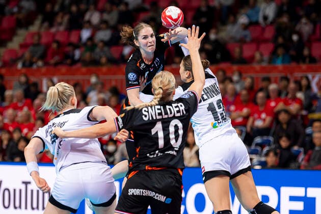 Handball, Frauen: WM 2019, Hauptrunde, Gruppe 1, 6. Spieltag , Niederlande - Deutschland Kim Naidzinavicius (Deutschland Bietigheim), Laura van der Heijden (Niederlande Bietigheim) mit dem Pass auf Danick Snelder (Niederlande), Julia Behnke (Deutschland Rostov Don) Kumamoto Aqua Dome Kumamoto Japan