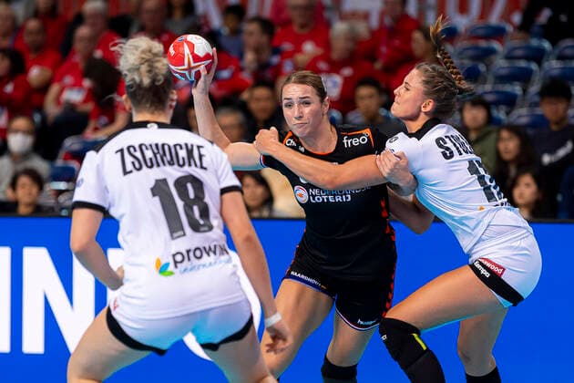 Handball, Frauen: WM 2019, Hauptrunde, Gruppe 1, 6. Spieltag , Niederlande - Deutschland v.li. Mia Zschocke (Deutschland Leverkusen), Lois Abbingh (Niederlande), Alicia Stolle (Deutschland Thueringer HC) Kumamoto Aqua Dome Kumamoto Japan