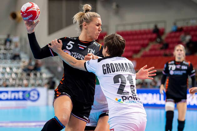 Handball, Frauen: WM 2019, Hauptrunde, Gruppe 1, 6. Spieltag , Niederlande - Deutschland v. li. im Zweikampf Jessy Kramer (Niederlande) und Ina Grossmann (Deutschland Thueringer HC) Kumamoto Aqua Dome Kumamoto Japan