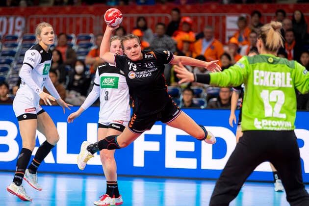 Handball, Frauen: WM 2019, Hauptrunde, Gruppe 1, 6. Spieltag , Niederlande - Deutschland Estavana Polman (Niederlande), Torhueterin Dinah Eckerle (Deutschland SG BBM Bietigheim) Kumamoto Aqua Dome Kumamoto Japan