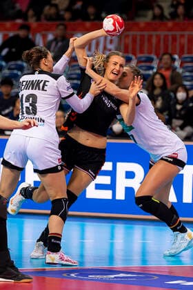Handball, Frauen: WM 2019, Hauptrunde, Gruppe 1, 6. Spieltag , Niederlande - Deutschland v.li. Julia Behnke (Deutschland Rostov Don), Lois Abbingh (Niederlande), Alicia Stolle (Deutschland Thueringer HC) Kumamoto Aqua Dome Kumamoto Japan