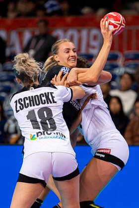 Handball, Frauen: WM 2019, Hauptrunde, Gruppe 1, 6. Spieltag , Niederlande - Deutschland v. li. im Zweikampf Mia Zschocke (Deutschland Leverkusen), Lois Abbingh (Niederlande), Alicia Stolle (Deutschland Thueringer HC) Kumamoto Aqua Dome Kumamoto Japan