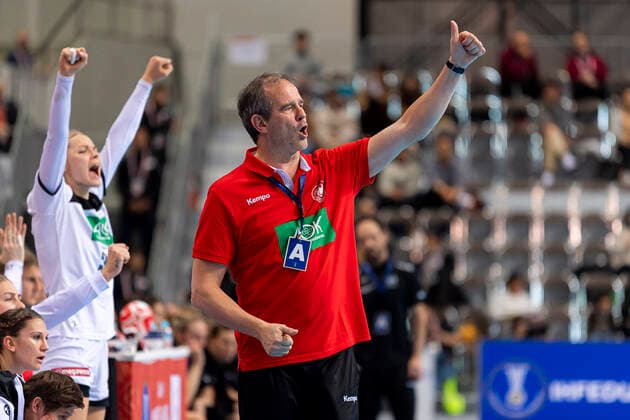 Handball, Frauen: WM 2019, Hauptrunde, Gruppe 1, 6. Spieltag , Niederlande - Deutschland Trainer Henk Groener (Deutschland) Jubel Freude Emotion Kumamoto Aqua Dome Kumamoto Japan
