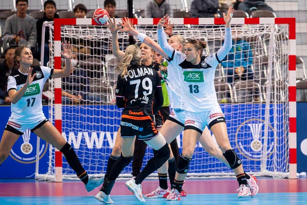 Handball, Frauen: WM 2019, Hauptrunde, Gruppe 1, 6. Spieltag , Niederlande - Deutschland v.li. Alicia Stolle (Deutschland Thueringer HC), Estavana Polman (Niederlande), Julia Behnke (Deutschland Rostov Don) Kumamoto Aqua Dome Kumamoto Japan
