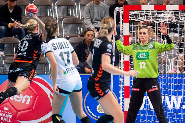 Handball, Frauen: WM 2019, Hauptrunde, Gruppe 1, 6. Spieltag , Niederlande - Deutschland Rinka Duijndam (Niederlande) mit dem Wurf auf Torhueterin Dinah Eckerle (Deutschland SG BBM Bietigheim) Kumamoto Aqua Dome Kumamoto Japan