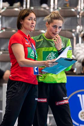 Handball, Frauen: WM 2019, Hauptrunde, Gruppe 1, 6. Spieltag , Niederlande - Deutschland v.li. Torwarttrainerin Debbie Klijn (Deutschland) und Torhueterin Dinah Eckerle (Deutschland SG BBM Bietigheim) Kumamoto Aqua Dome Kumamoto Japan