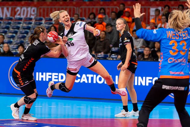 Handball, Frauen: WM 2019, Hauptrunde, Gruppe 1, 6. Spieltag , Niederlande - Deutschland v. li. im Zweikampf Laura van der Heijden (Niederlande Bietigheim) und Kim Naidzinavicius (Deutschland Bietigheim), Tess Wester (Niederlande) Kumamoto Aqua Dome Kumamoto Japan