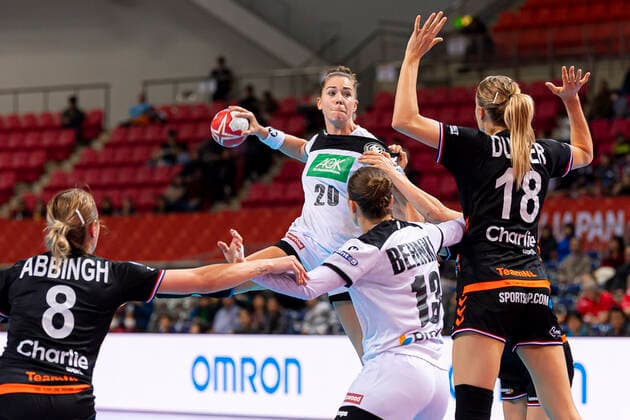 Handball, Frauen: WM 2019, Hauptrunde, Gruppe 1, 6. Spieltag , Niederlande - Deutschland v.li. Lois Abbingh (Niederlande), Emily Boelk B?lk (Deutschland Thueringer HC), Julia Behnke (Deutschland Rostov Don), Kelly Dulfer (Niederlande) Kumamoto Aqua Dome Kumamoto Japan