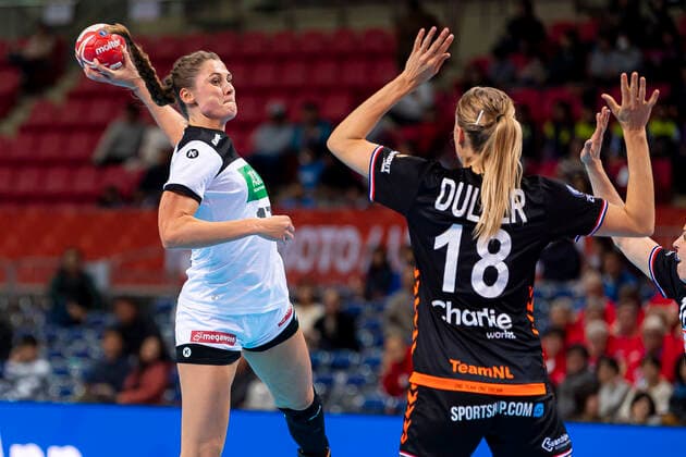 Handball, Frauen: WM 2019, Hauptrunde, Gruppe 1, 6. Spieltag , Niederlande - Deutschland Alicia Stolle (Deutschland Thueringer HC), Kelly Dulfer (Niederlande) Kumamoto Aqua Dome Kumamoto Japan