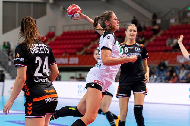 Handball, Frauen: WM 2019, Hauptrunde, Gruppe 1, 6. Spieltag , Niederlande - Deutschland v.li. Martine Smeets (Niederlande), Alicia Stolle (Deutschland Thueringer HC) Kumamoto Aqua Dome Kumamoto Japan