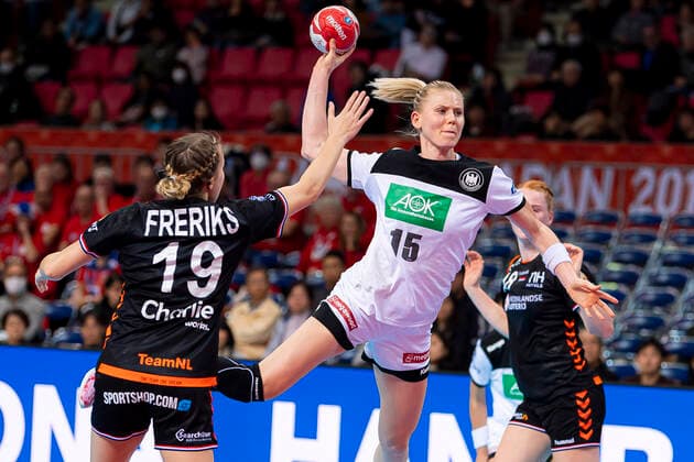 Handball, Frauen: WM 2019, Hauptrunde, Gruppe 1, 6. Spieltag , Niederlande - Deutschland v.li. Merel Freriks (Niederlande), Kim Naidzinavicius (Deutschland Bietigheim) Kumamoto Aqua Dome Kumamoto Japan