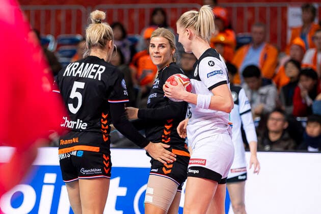 Handball, Frauen: WM 2019, Hauptrunde, Gruppe 1, 6. Spieltag , Niederlande - Deutschland Angela Malestein (Niederlande Bietigheim), Kim Naidzinavicius (Deutschland Bietigheim) Kumamoto Aqua Dome Kumamoto Japan
