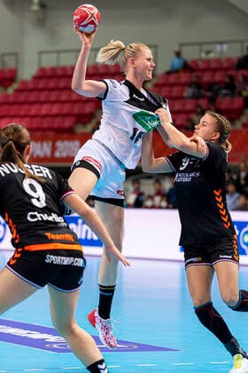 Handball, Frauen: WM 2019, Hauptrunde, Gruppe 1, 6. Spieltag , Niederlande - Deutschland v. li. im Zweikampf Kim Naidzinavicius (Deutschland Bietigheim) und Merel Freriks (Niederlande) Kumamoto Aqua Dome Kumamoto Japan