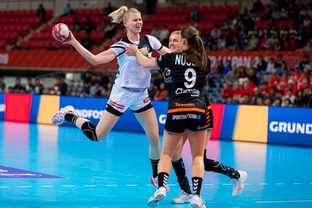 Handball, Frauen: WM 2019, Hauptrunde, Gruppe 1, 6. Spieltag , Niederlande - Deutschland v.li. Kim Naidzinavicius (Deutschland Bietigheim), Kelly Dulfer (Niederlande), Larissa Nusser (Niederlande) Kumamoto Aqua Dome Kumamoto Japan